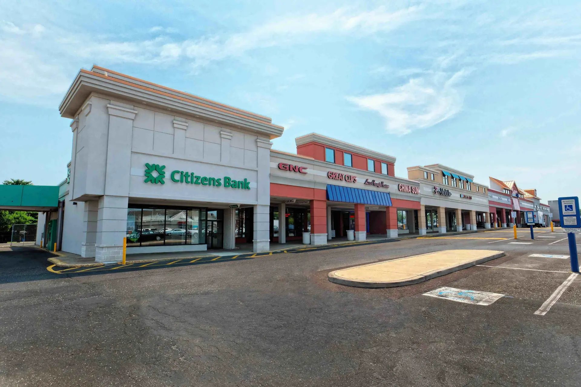 Storefronts at Brookwood Shopping Center, with Citizens Bank at the end cap