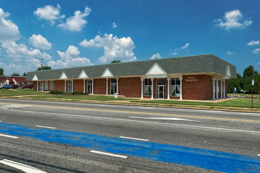 Parkwood Commons storefronts along Academy Rd