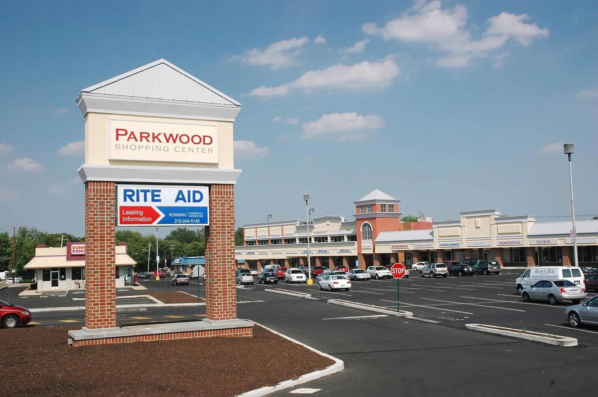 Parkwood Shopping Center pylon sign and in-line storefronts